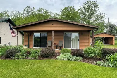 Image de Green Lake Sunrise Getaway - A Pet Friendly Cabin!
