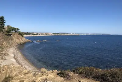 Image de Location calme et ensoleillée entre mer et montagnes