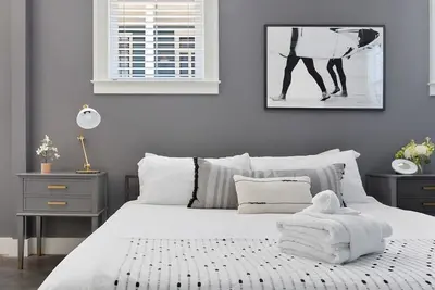 Image de Private Modern Studio - Blocks from King!