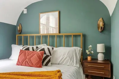 Image de Secluded Luxury 3br Home - Blocks to King St!