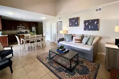 Image de Beautiful Townhome 0. 2 Miles to Downtown Au! Sleeps 8!