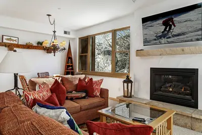 Image de River View Condo w/ Free Wifi, a Gas Fireplace, & a Shared Hot Tub