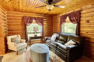 Image de Cozy Creek Log Cabin - 2 Br 1 Ba with seasonal creek, fruit trees and wildlife