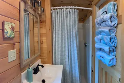 Image de Coastal cottage w/views - newly decorated - 1 min walk to beautiful Wells Beach!