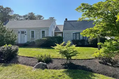 Image de Renovated, modern Chatham beach house with lots of cozy charm