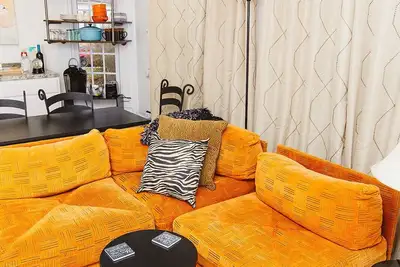 Image de New Tiny Groovy Town Spot by dining, shops, bars