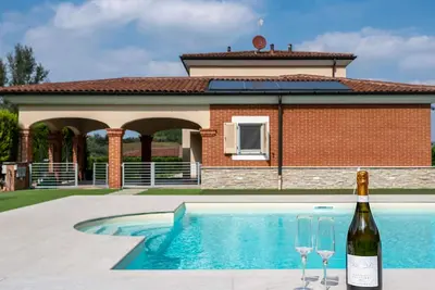 Image de Maison de vacances privée avec piscine privée, climatisation, Wifi, Tv, terrasse, parking