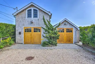 Image de Elegant Hamptons Hideaway w/ Path to Beach!