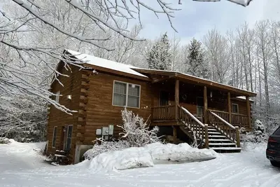 Image de Private log cabin, minutes from skiing, river fun, and biking