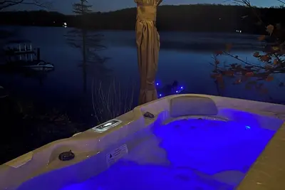 Image de Private Four-Season Lakefront Cottage *Hot Tub*