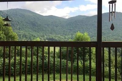 Image de *Cozy Family Hideaway (Mountain Views + Big Deck)*