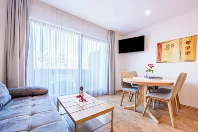 Image de Appartement \"Klementhof Nr 8\" avec vue sur les montagnes, piscine, Wi-Fi, balcon et jardin