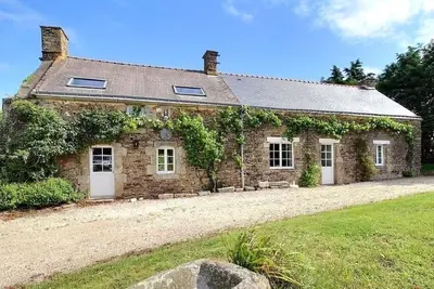 Image de Longère renovated between land and sea. Large garden in the countryside, near the sea.