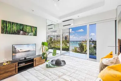 Image de Ultra Upgrades! Beach Condo w/Gourmet Kitchen, Spa-Style Baths–Waikīkī Shore 502