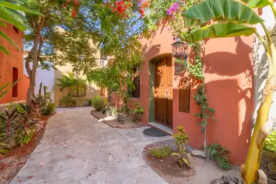 CBeautiful 2 bedroom 2 bath home in Founder - Steps from the Coffee shop