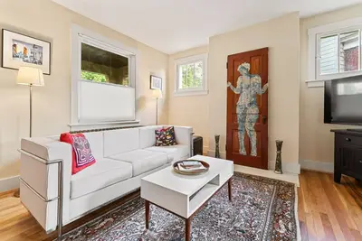 Image de Comfortable home with an artful flair close to Pnc, museums and restaurants. .