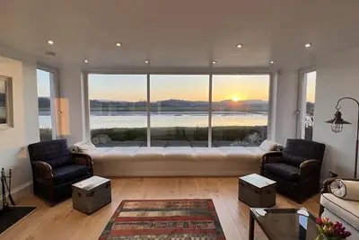Image de Stunning views and stylish accommodation at Shorepark Cottage.