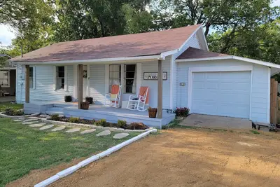 Image de Beautifully restored home three blocks from Downtown Celina Square