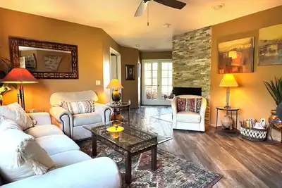 Image de Canyon View 2bd 2ba, king + qn beds, pools, hiking, pickleball, gym, mtn views