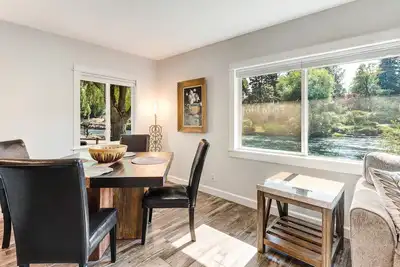 Image de \"Cabin Leisure\" Riverfront cottage just steps from Deschutes River