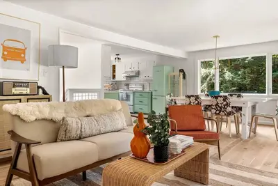 Image de Hip Renovated Mid Century 4 Bedroom on Long Bow Lake