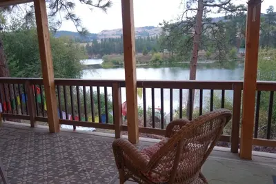 Image de Charming Waterfront Pine Cabin on Curlew Lake