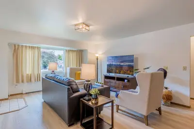 Image de Cozy modern 2br w/ workspace near Main St