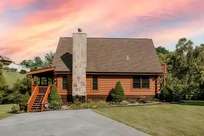 Image de Cozy Cabin by Creek: 3br/2ba, Playground, Near Dollywood!