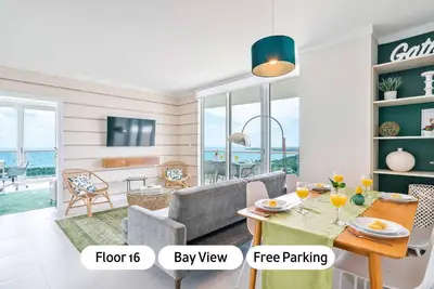 Front Ocean View, Wrap-Around Balcony, Pool, Hot Tub. Free Parking. Arya, Miami