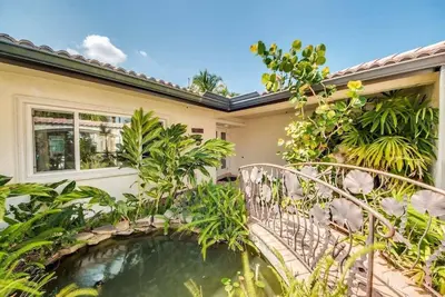 Image de A spacious 4-bedroom retreat in sunny Cape Coral.