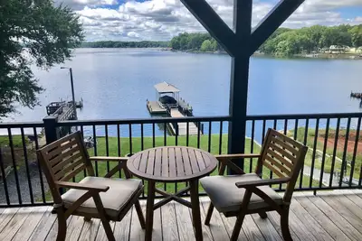 Image de Winter Escape to a luxurious Lakehouse retreat. Off-season specials!