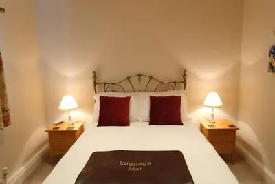 Image de Appartement-Large-Salle de bain privée séparée-Vue sur Jardin