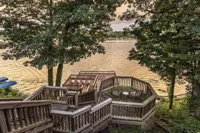 Image de Lakeside Cottage w/ Spacious Multi-level Deck and Outdoor Living Space