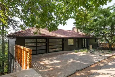 Image de Skyline - entire modern 3-bedroom house with game room, sauna and views!