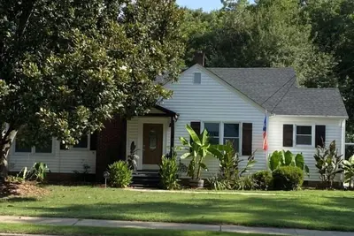 Image de Downtown Greer House Walkable to Shops, Restaurants, & Park. Fenced in Backyard.