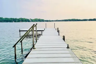 Image de Beautiful lake home, come swim!