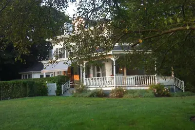 Image de Waterfront Victorian farmhouse with heated pool and deepwater dock