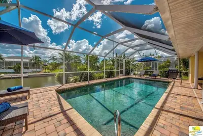Image de A spacious 4-bedroom retreat in sunny Cape Coral.