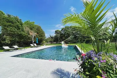 Image de Farm House with Pool, Horses, Pond, and Tennis Court in your Backyard