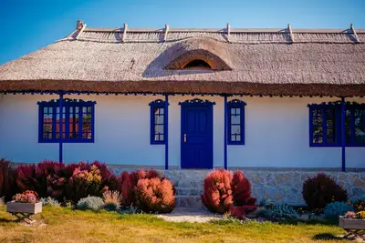 Image de Traditional house with private 2 bedroom apartment, lake view from the garden