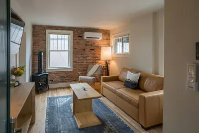 Image de Charming Queen One Bedroom Suite w/ Kitchen + Living