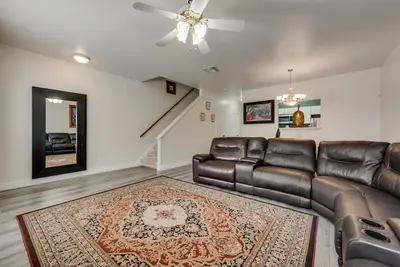 Image de ⭐️⭐️⭐️⭐️⭐️Tmc•Home of Art•Elite❤️2 King Suites✔️2 🚙Garage♻️🎗