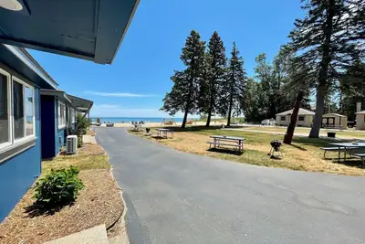 Image de Cottage Cove · Lake Huron Beach Cottage No. 8e