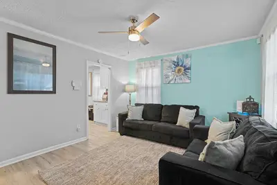 Cozy 2 bed, 1 bath home near Buckroe Beach.