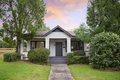 Image de Centrally Located & Newly Renovated