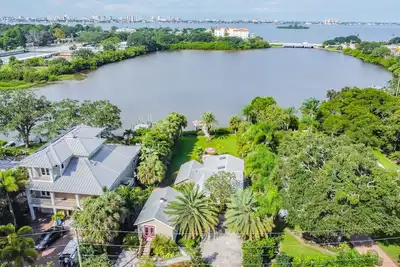 Image de Private Waterfront Oasis with Charm Galore - Clearwater\/Dunedin