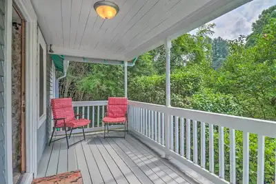Image de Near Hiking + Dining: Dtwn Sylva Cottage!