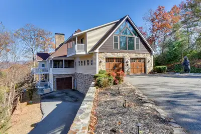 Image de Blairsville Mansion w/ Hot Tub, Casino + Games!
