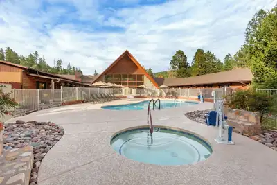 Image de Two Beautiful Units! Ultimate Outdoor Group Getaway! Pool, Near Hiking