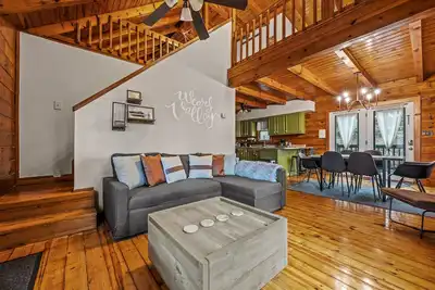 Image de Log Cabin w/ Amenities. New Hot Tub. Quiet/Close to the Park/Pigeon Forge